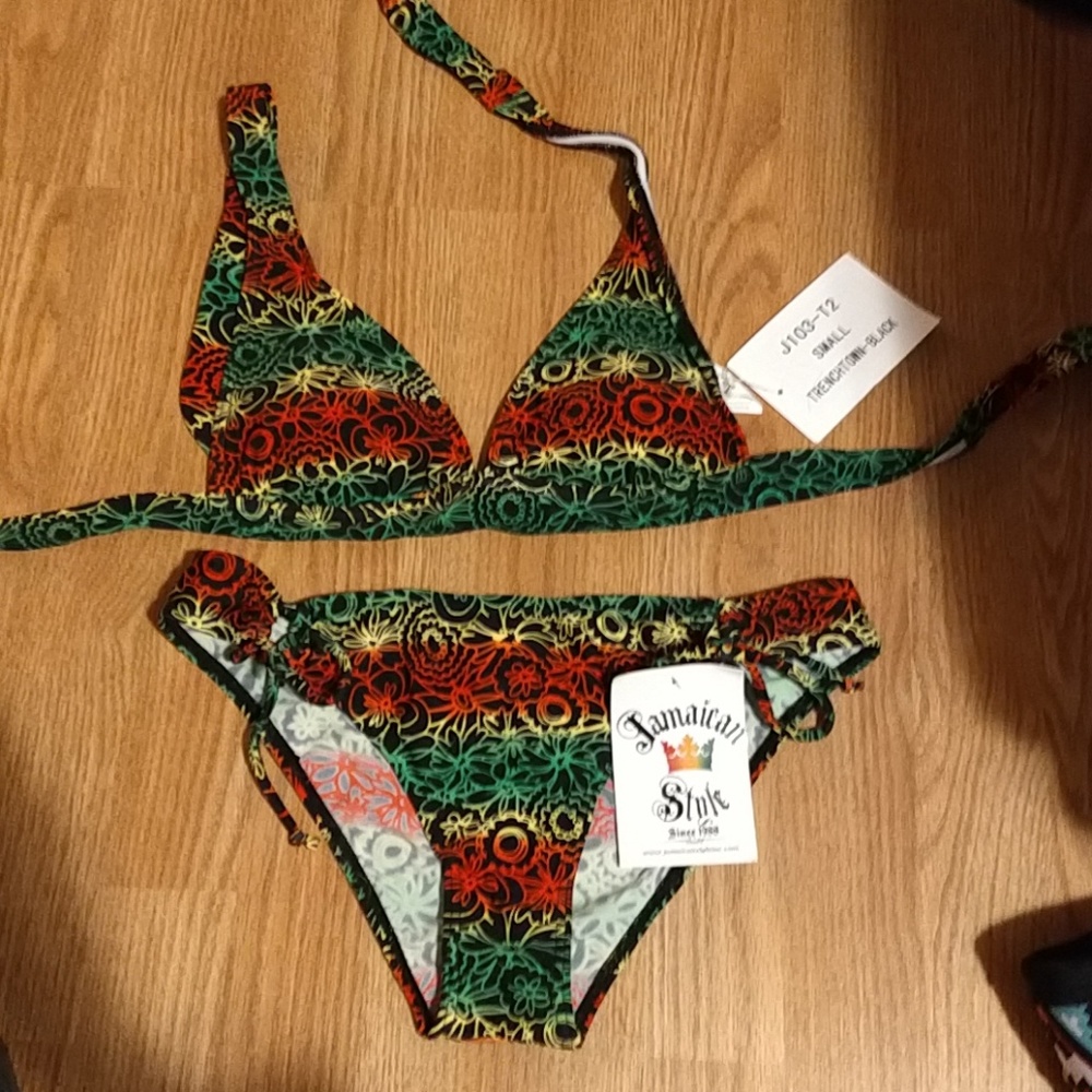 Bikini small top, large bottom